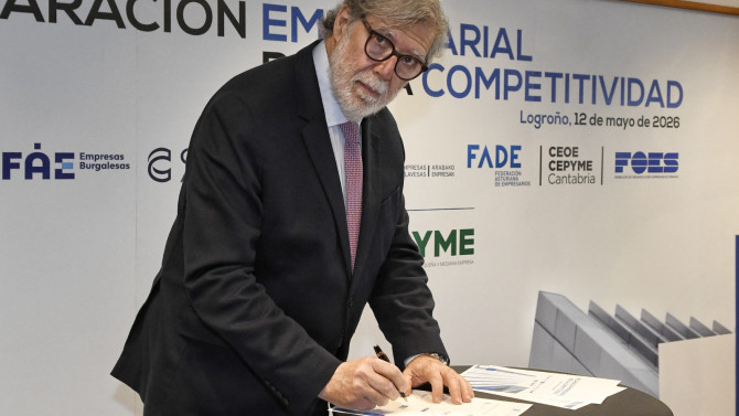 Santiago Aparicio, presidente de FOES, firma la Declaración por la Competitividad.