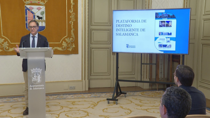 El Alcalde, Carlo García Carbayo, durante la presentación de la nueva plataforma