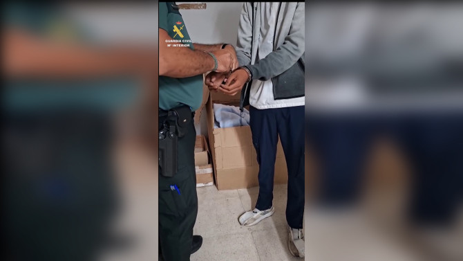 Momento de la detención del presunto autor de los incendios