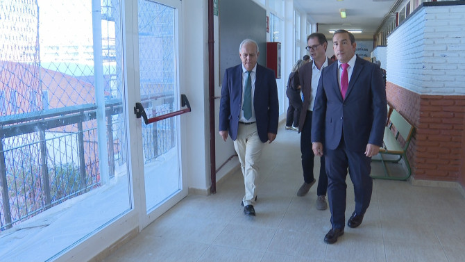 El Delegado Territorial de la Junta de Castilla y León, Eloy Ruiz, durante su visita al IES Martínez Uribarri