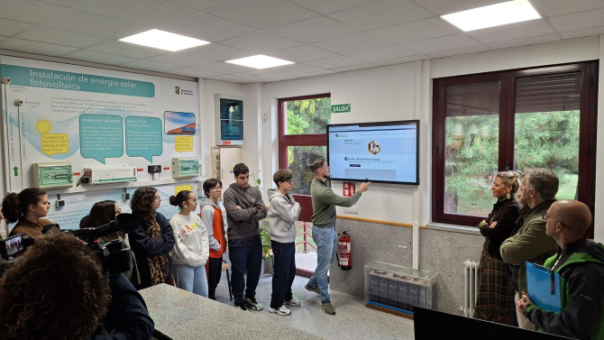 La Concejala de Medio Ambiente, María José Coca, durante la visita al Aula de las Energías