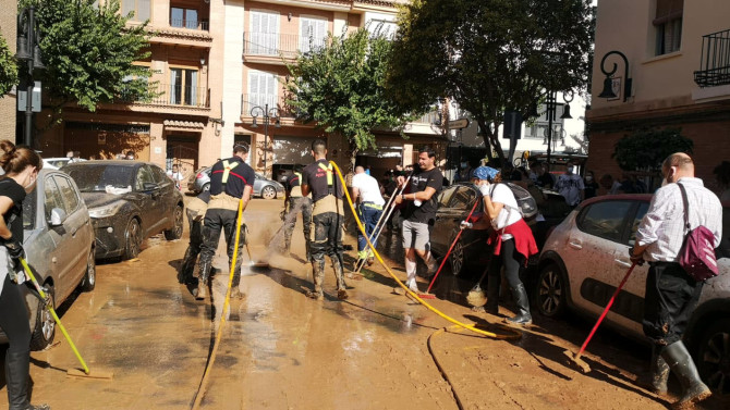 ICAL |  Bomberos de Valladolid ayudan en las tareas de limpieza de la zona afectada por la DANA en Valencia