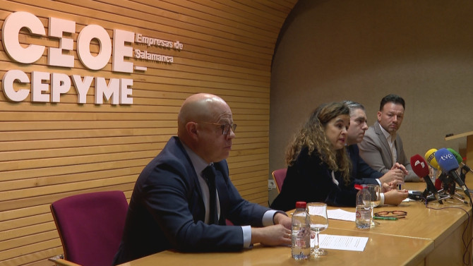 La presidenta de la Asociación de Empresas Salmantinas de Viviendas y Apartamentos Turísticos (AESVAT), Teresa Majeroni, junto Ricardo Andrés, integrante de CEOE CEPYME Salamanca.