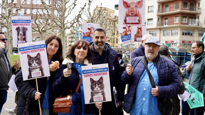Concentración de los veterinarios de León contra el nuevo decreto que regula la dispensación y uso de medicamentos