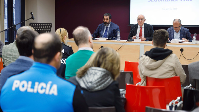 ICAL. El concejal de movilidad, Alberto Gutiérrez Alberca, anuncia las nuevas regulaciones de patinetes eléctricos tras la última mesa de seguridad vial.