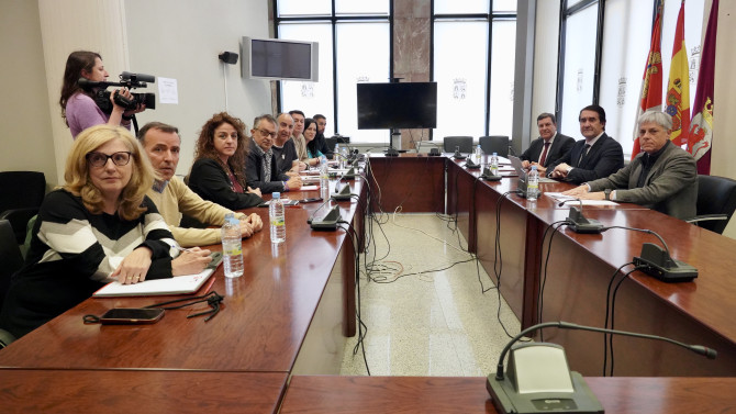 Reunión de los consejeros de Medio Ambiente, Vivienda y Ordenación del Terriotorio con representantes sindicales de León