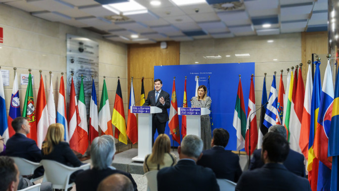 JCyL. Alfonso Fernández Mañueco y María José Sáenz de Buruaga durante el acto conmemorativo del Día de Europa en Cantabria.