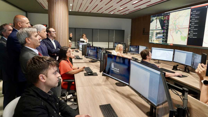 El consejero de Movilidad y Transformación Digital, José Luis Sanz Merino; el subdelegado del Gobierno en León, Héctor Aláiz y el alcalde, José Antonio Diez, entre otras autoridades, visitan las instalaciones del Centro de Control de Transportes de Castilla y León