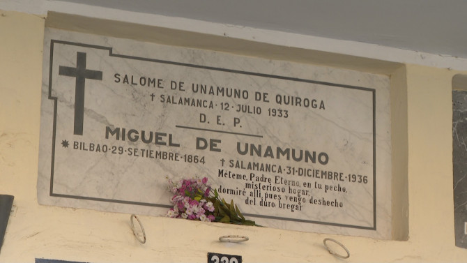 Tumba de Miguel de Unamuno en el cementerio de Salamanca.