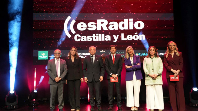 Foto oficial del evento. Derecha a Izquierda: Florencio Carrera, director de esRadio CyL; Adriana Ulibarri, Consejera delegada esRadio CyL  ; Nicanor Sen, Delegado del Gobierno; Juan Pablo Polvorinos, Director de Informativos de esRadio; Irene Carvajal, Teniente de alcalde; María González Corral, consejera de agricultura y Tamara Hernandez, Directora de Informativos y Programas esRadio CyL. 