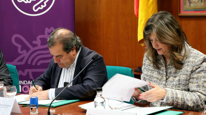 La rectora de la ULE, Nuria González, así como del presidente de la Fundación, Francisco José García Paramio, firman el convenio de colaboración. 