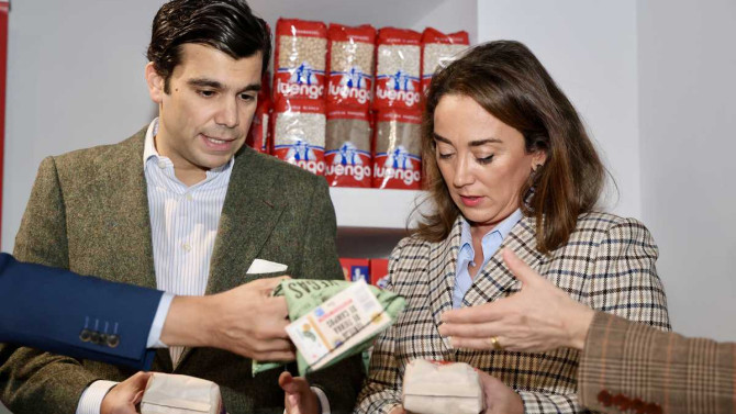 La consejera de Agricultura, Ganadería y Desarrollo Rural, María González Corral, visita las instalaciones de Legumbres Luengo.