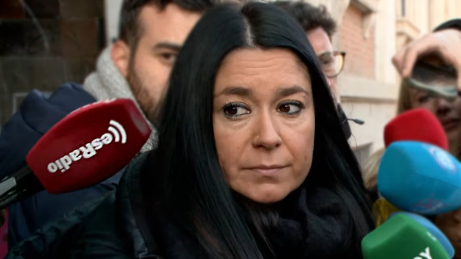 La hermana de la fallecida, Inés López, atiende a los medios de comunicación  a la puerta de la Audiencia Provincial de Valladolid. La 8 Valladolid.