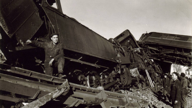 Un hombre posa junto a los restos del accidente de Villar de los Álamos