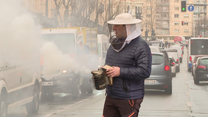 Un apicultor en medio de la Gran Vía de Salamanca