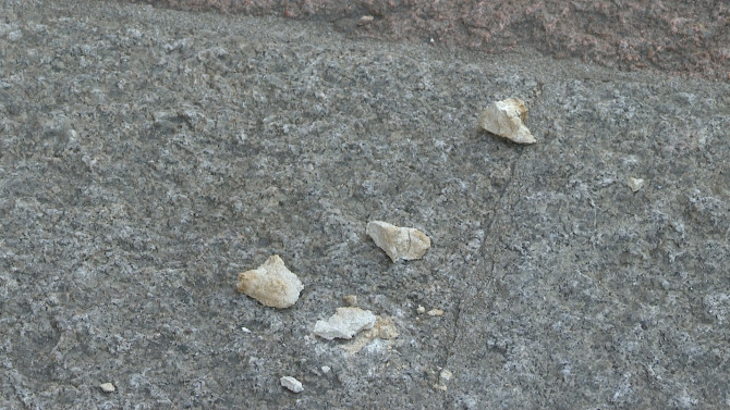 Restos del ornamento desprendido tras impactar contra el suelo