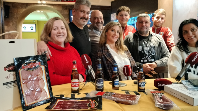 El equipo de Es Espumoso Rock Bar y diferentes invitados al programa Manos Arriba 