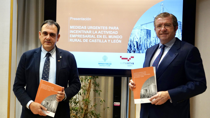 El presidente de Empresa Familiar de Castilla y León, Isidoro Alanís, y el de Vitartis, Santiago Miguel. Imagen: ICAL