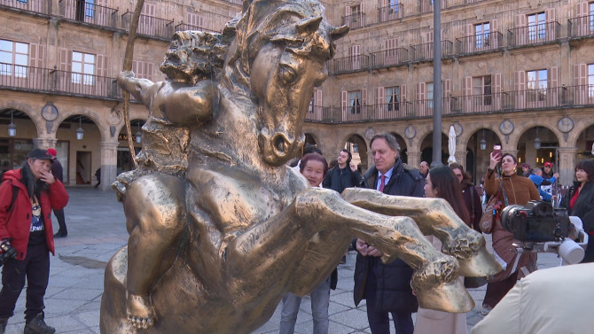La escultura del artista chino Xu Hongfei, ubicada en la Plaza Mayor