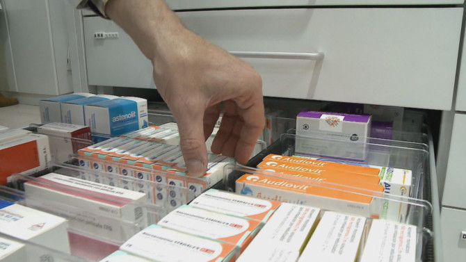 Un farmacéutico recoge un medicamento