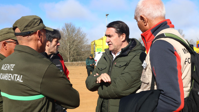 Integrantes de los equipos de extinción y vehículos pesados trabajando en un cortafuegos durante el simulacro de incendio forestal en la zona de Robleda, Salamanca.