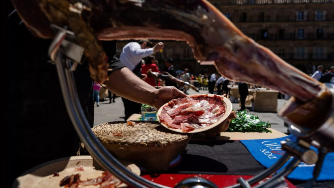 Cortadores de jamón en la Plaza Mayor de Salamanca en la última edición del foro