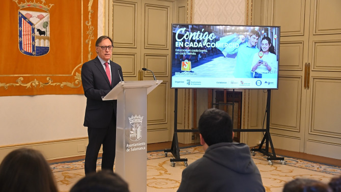 El Alcalde, Carlos García Carbayo, durante la presentación de las novedades de SALdeCompras