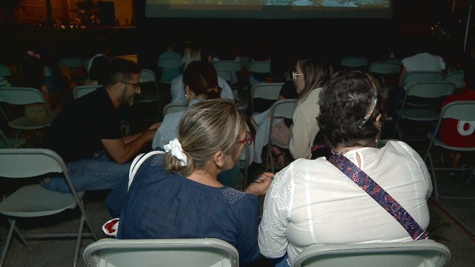 Publico asistente a una proyección de cine de verano