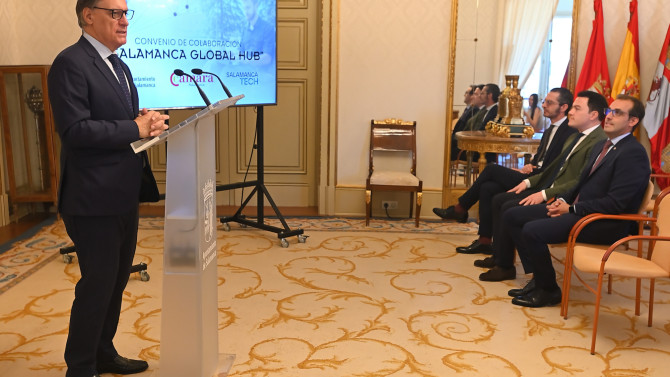 El Alcalde Carlos García Carbayo durante la presentación del Convenio