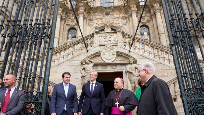 ICAL | Miriam Chacón. Los presidentes de la Junta de Castilla y León y la Xunta de Galicia, Alfonso Fernández Mañueco y Alfonso Rueda; y el arzobispo de Santiago, Francisco José Prieto, participan en la inauguración de la exposición ''Hospitalitas'' de La Fundación de Las Edades del Hombre en Santiago de Compostela.