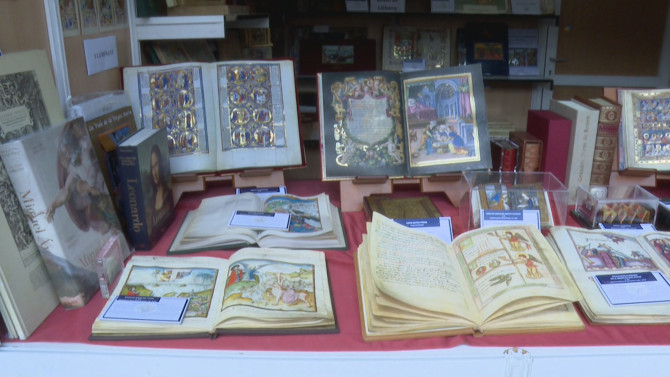 Una de las casetas de la Feria del Libro Antiguo y de Ocasión en 2025