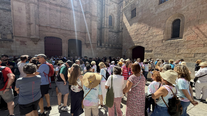 Turistas frente a la fachada del edificio histórico de la USAL
