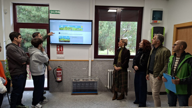 La Concejala de Medio Ambiente, María José Coca, durante la visita al Aula de las Energías