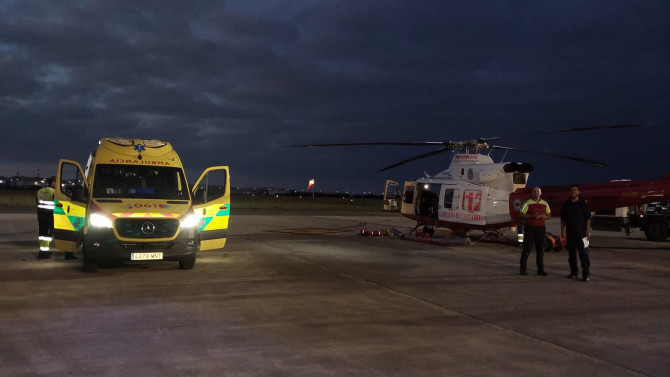 112 Cantabria | Helicóptero de rescate tras completar el auxilio a un hombre desde las rocas de la playa de Ris.