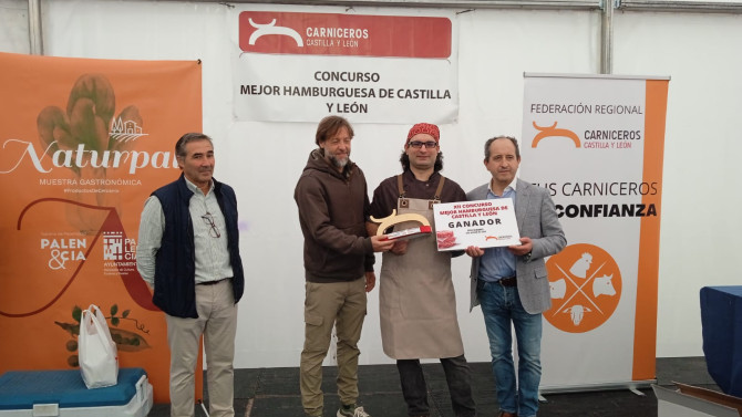 El soriano Carlos Hernández, y su propuesta ganadora ‘All-in’, recogiendo el primer premio del concurso.