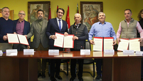 ICAL/El consejero de Medio Ambiente, Vivienda y Ordenación del Territorio, Juan Carlos Suárez-Quiñones, firma un protocolo del programa Rehabitare para la provincia de León en Villamontán de la Valduerna.