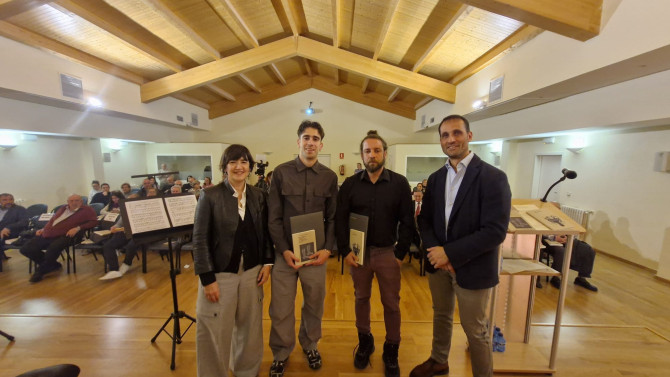 Los autores ganadores junto a los representantes de la Diputación.