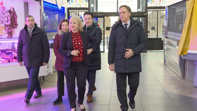 La Consejera, Leticia García, junto al Alcalde, Carlos Garcíaa Carbayo durante su visita al Mercado Central de Salamanca.