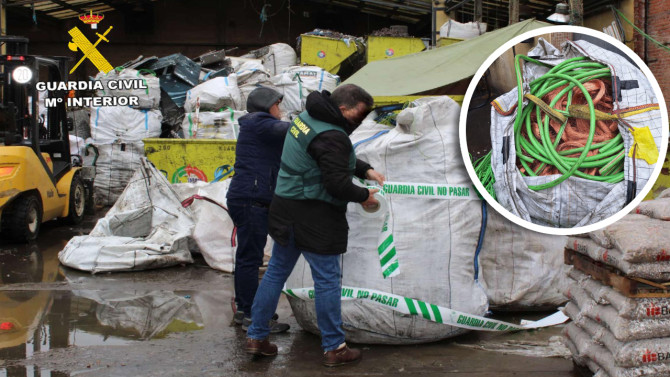 Agentes de la Guardia Civil inspeccionan el material incautado en la operación Plácaro, donde se hallaron más de 1.500 kilos de cable de cobre robado.