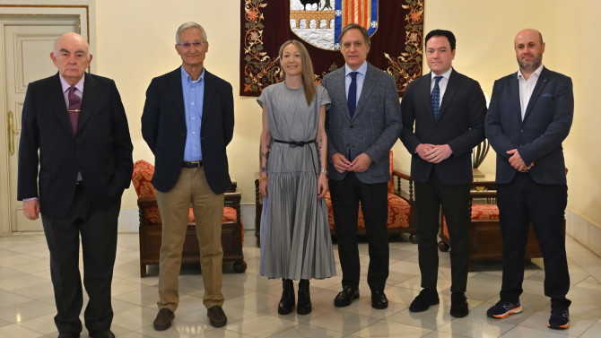 En el centro, la investigadora Sara Cuadrado-Castaño junto al Alcalde de Salamanca, Carlos García Carbayo.
