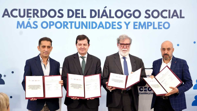 ICAL. El presidente de la Junta, Alfonso Fernández Mañueco, firma varios acuerdos con los representantes del Diálogo Social.