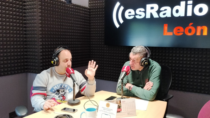 Carlos Ochoa, técnico de La 8 León, durante la entrevista en el programa Manos Arriba de EsRadio León