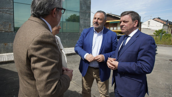 El consejero de la Presidencia, Luis Miguel González Gago, con el alcalde de Camponaraya (Foto: ICAL)