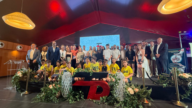 Foto de familia de los vencedores y patrocinadores