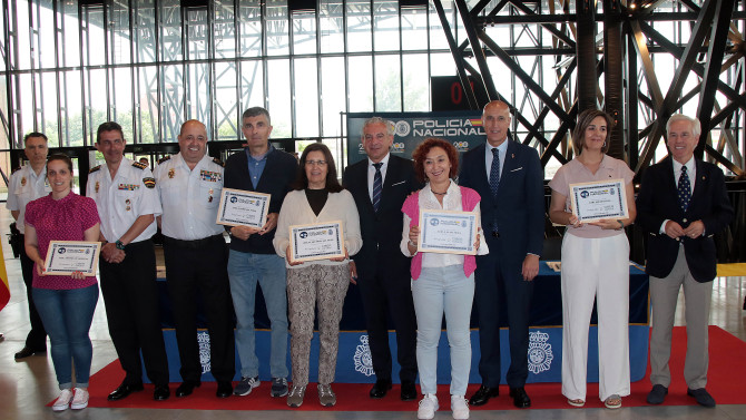 ICAL / El delegado del Gobierno en Castilla y León, Nicanor Sen, el jefe Superior de Policía de Castilla y León, Juan Carlos Hernández Muñoz, y el alcalde de León, José Antonio Diez entregan los diplomas a los alumnos participantes en el programa ‘Ciberexpert@s’