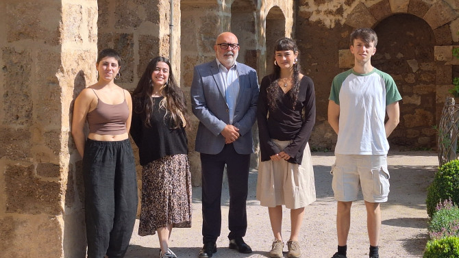 Los cuatro estudiantes junto al subdelegado del Gobierno, Miguel Latorre. 
