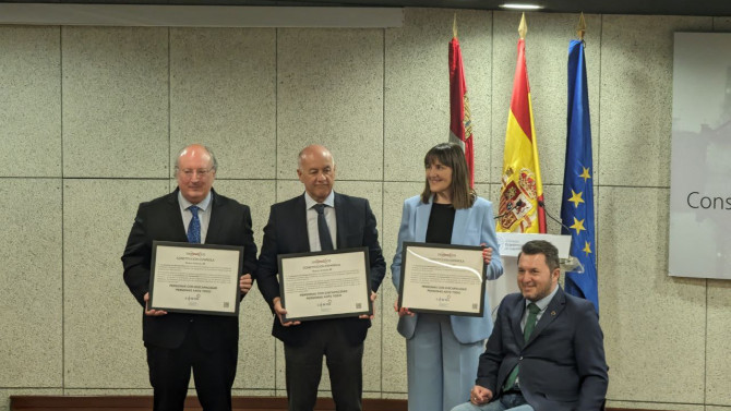 Autoridades y miembros del CERMI reunidos en el Consejo Económico y Social de Castilla y León.
