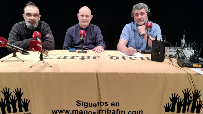 De izda a dcha, Miguel Robles, técnico de producción del Teatro San Francisco de León, Enrique López, responsable de programación del Teatro y Jorge Callado, presentador del programa Manos Arriba