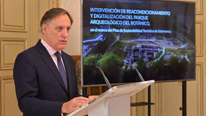 El Alcalde, Carlos García Carbayo, durante la presentación del proyecto
