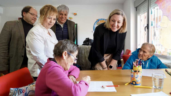 ICAL / La vicepresidenta de la Junta y consejera de Familia e Igualdad de Oportunidades, Isabel Blanco, visita  las obras realizadas para la ampliación del Centro de Dia  "AFA La Bañeza"